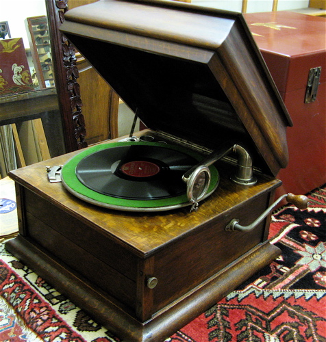 Appraisal: COLUMBIA GRAFONOLA DISC PHONOGRAPH Favorite model c - having a