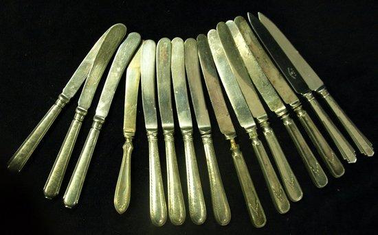 Appraisal: A set of five silver handled dessert knives the handles