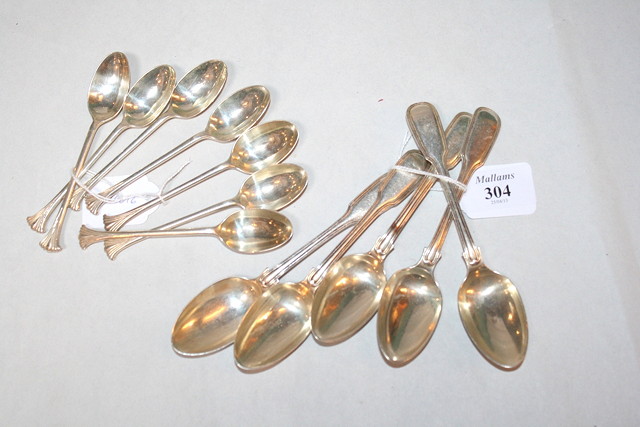 Appraisal: A SET OF FIVE FIDDLE AND THREAD SILVER TEASPOONS London