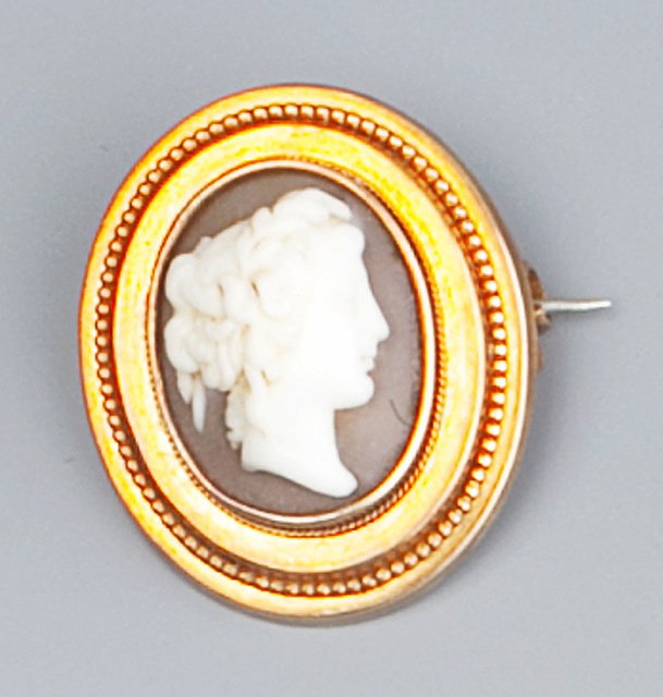 Appraisal: A VICTORIAN SHELL CAMEO BROOCH the oval cameo carved to