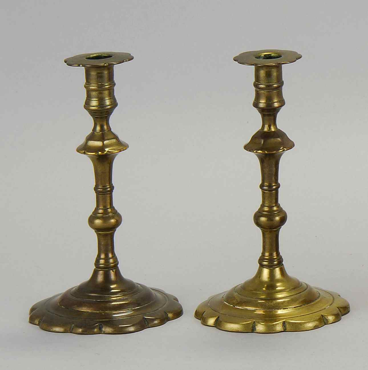 Appraisal: PAIR OF EARLY QUEEN ANNE BRASS CANDLESTICKS th CenturyWith scalloped