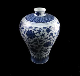 Appraisal: Chinese Blue and White Porcelain Vase Early blue and white