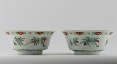 Appraisal: A pair of Chinese famille rose bowls the centres painted