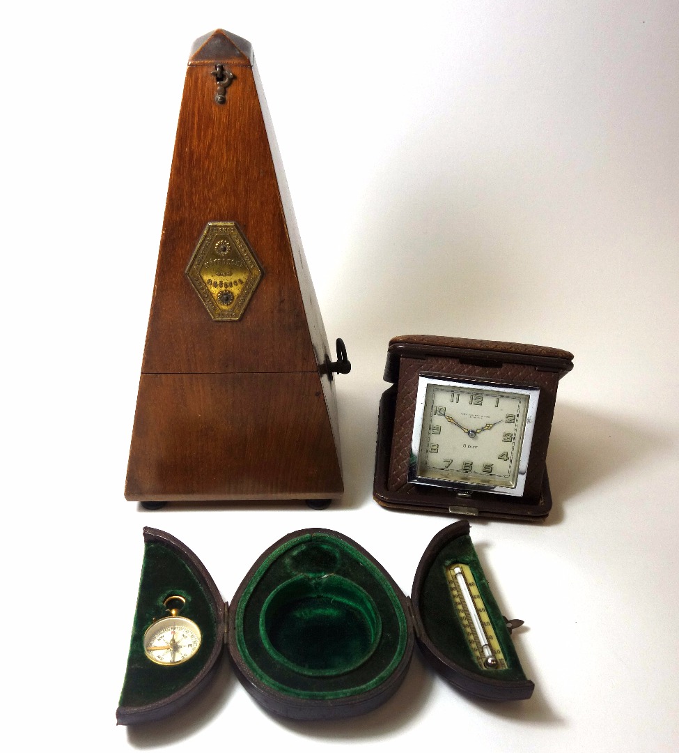 Appraisal: A French walnut cased metronome Maelzel an eight day Art