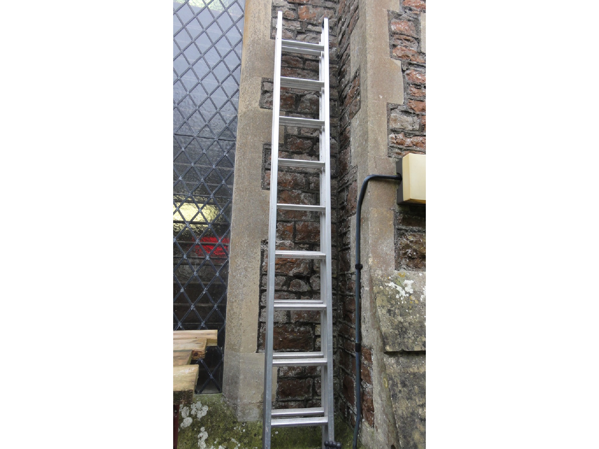 Appraisal: An Arrow aluminium extending ladder approximate ended height metres