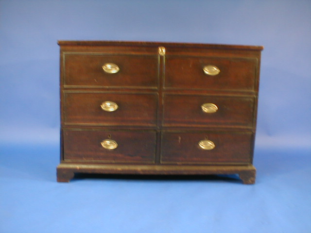 Appraisal: A Georgian oak mule chest with lift top and upper