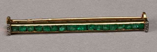 Appraisal: AN ART DECO EMERALD AND DIAMOND BAR BROOCH plain bar