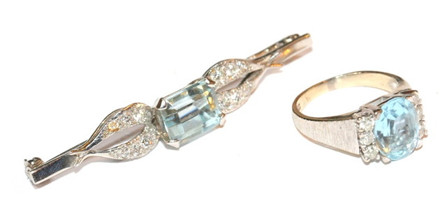 Appraisal: A CONTEMPORARY AQUAMARINE AND DIAMOND SET DRESS RING claw set