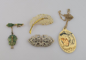 Appraisal: Collection of vintage jewellery including good quality white paste clip