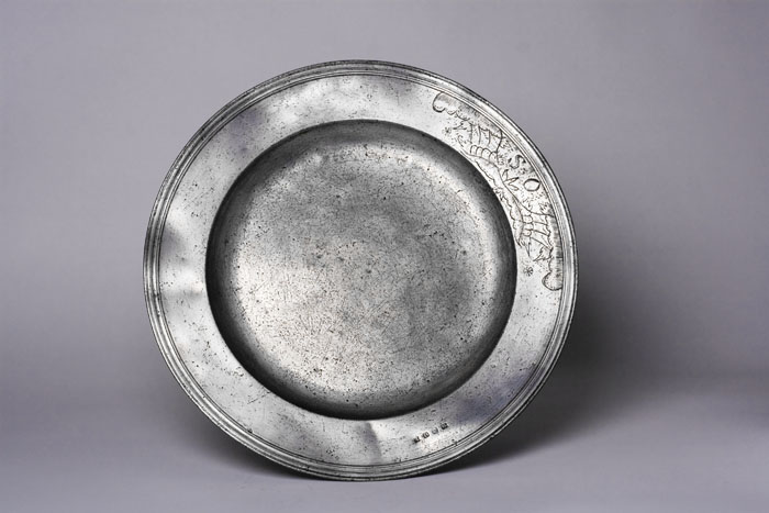 Appraisal: PEWTER DISH JOHN DONNE LONDON ENGLAND CIRCA - Maker's marks