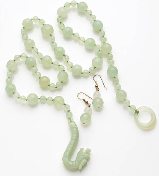 Appraisal: A chrysoprase bead lariat necklace and matching earrings