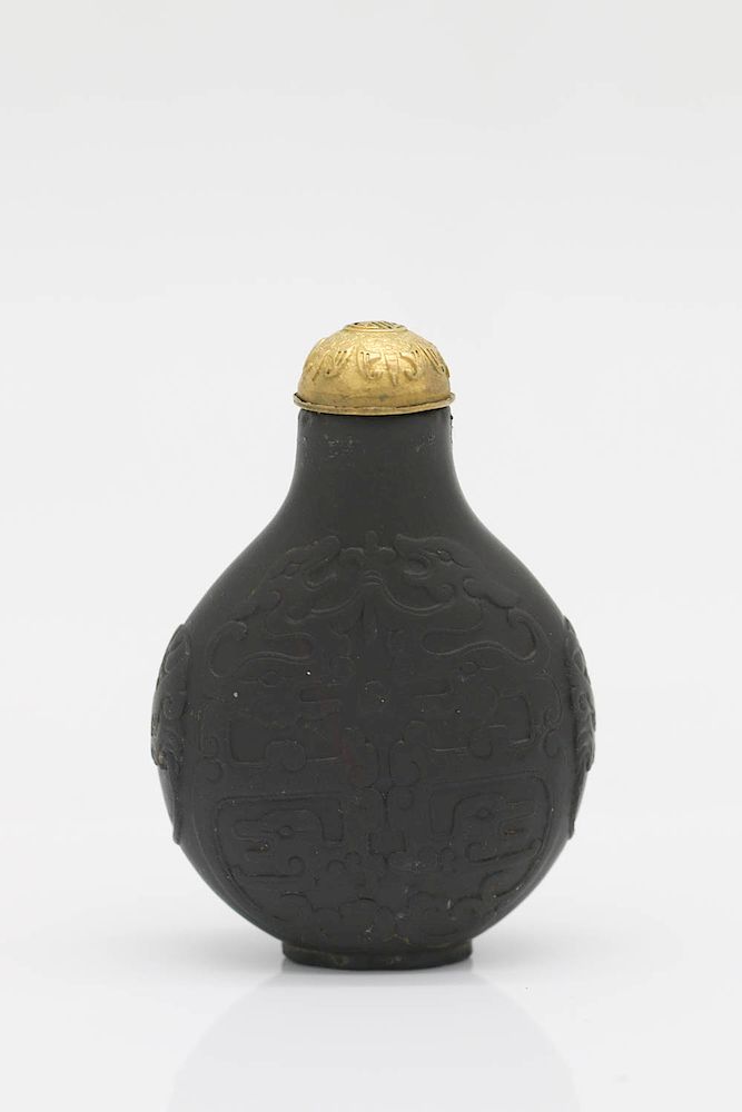 Appraisal: RARE CHINESE DUAN STONE ARCHAIC DRAGON SNUFF BOTTLE GOLD LID