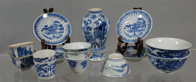 Appraisal: Lot of th th c Chinese porcelain pieces to include