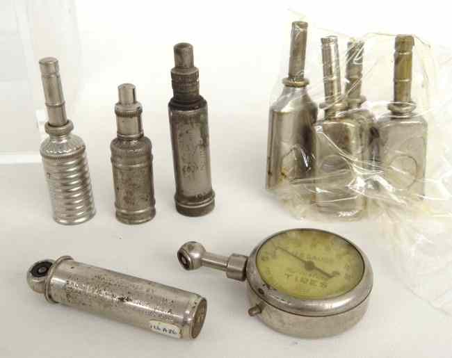 Appraisal: Lot of four oilers and two air pressure gauges