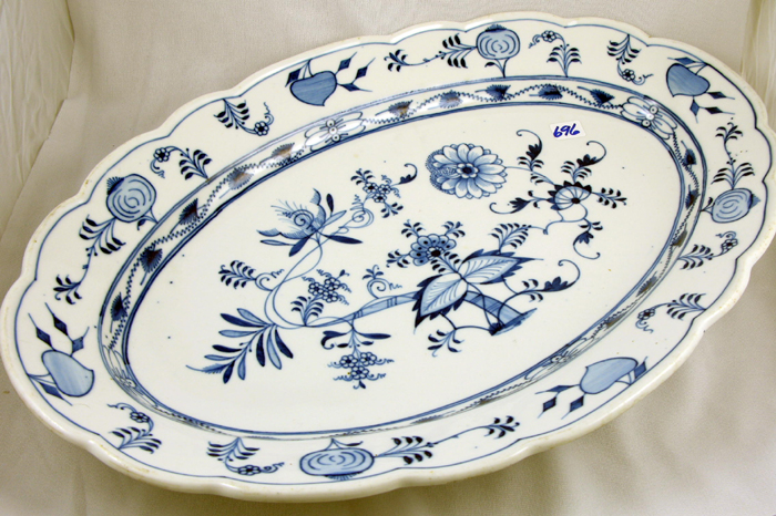 Appraisal: A MEISSEN BLUE ONION PORCELAIN OVAL PLATTER in the Blue