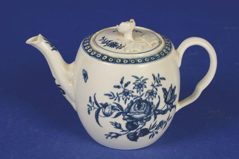 Appraisal: A FIRST PERIOD WORCESTER BLUE AND WHITE BARREL-SHAPED TEAPOT circa