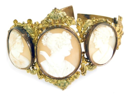 Appraisal: A late thC early thC shell cameo bracelet formed with