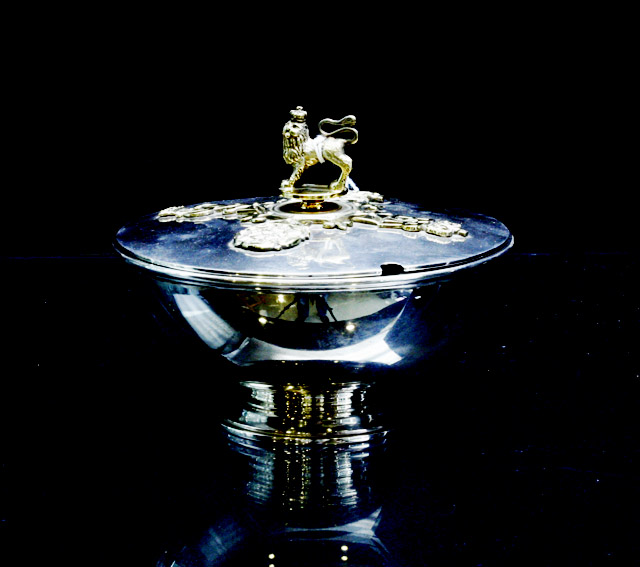 Appraisal: A sterling silver sugar bowl commemorating twenty years of Queen