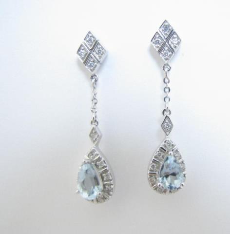 Appraisal: A pair of K white gold drop earrings each with