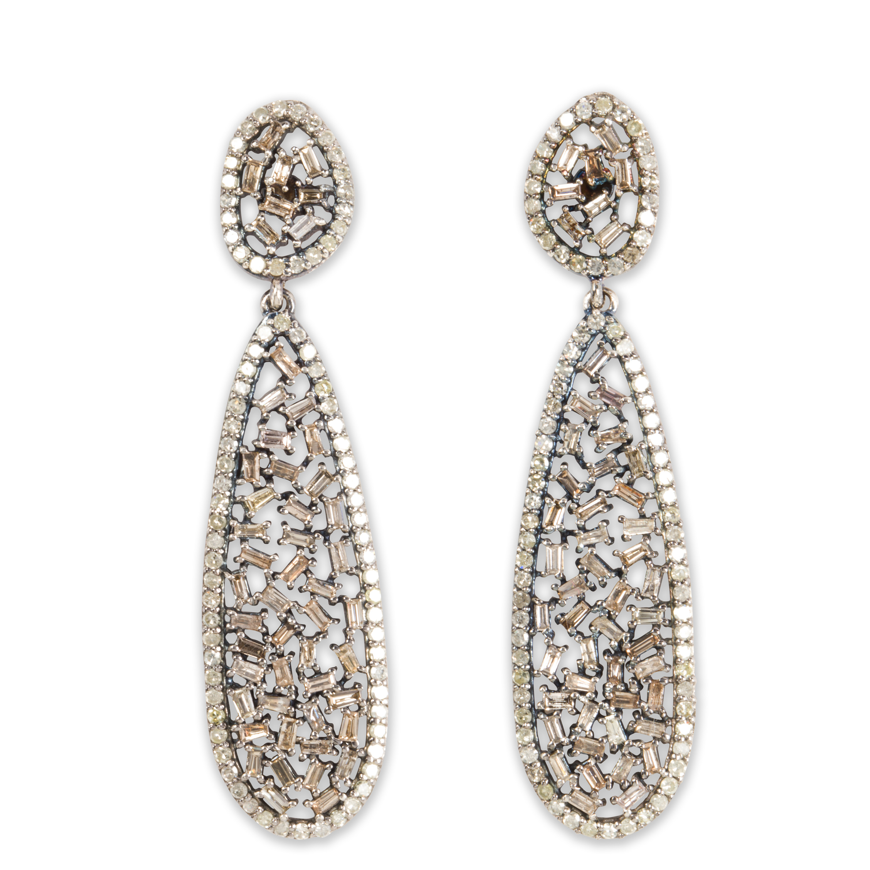 Appraisal: A PAIR OF DIAMOND EARRINGS A pair of diamond earrings