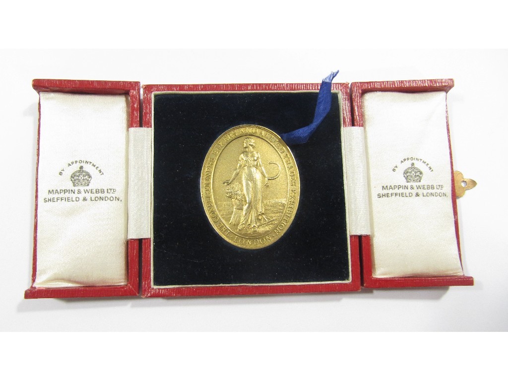 Appraisal: Nine carat gold presentation medal to Walter Hubbard from The