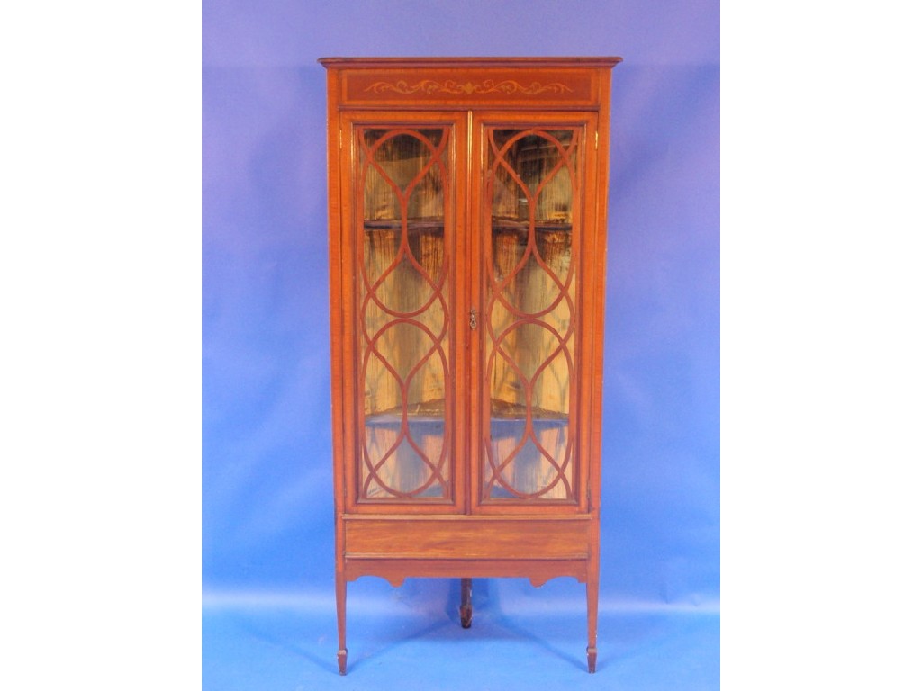 Appraisal: An Edwardian mahogany and satinwood cross banded corner cabinet with