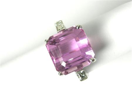 Appraisal: An ct white gold mounted kunzite and diamond set ring