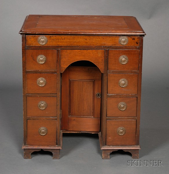 Appraisal: Georgian-style Mahogany Kneehole Dressing Table th century rectangular top and