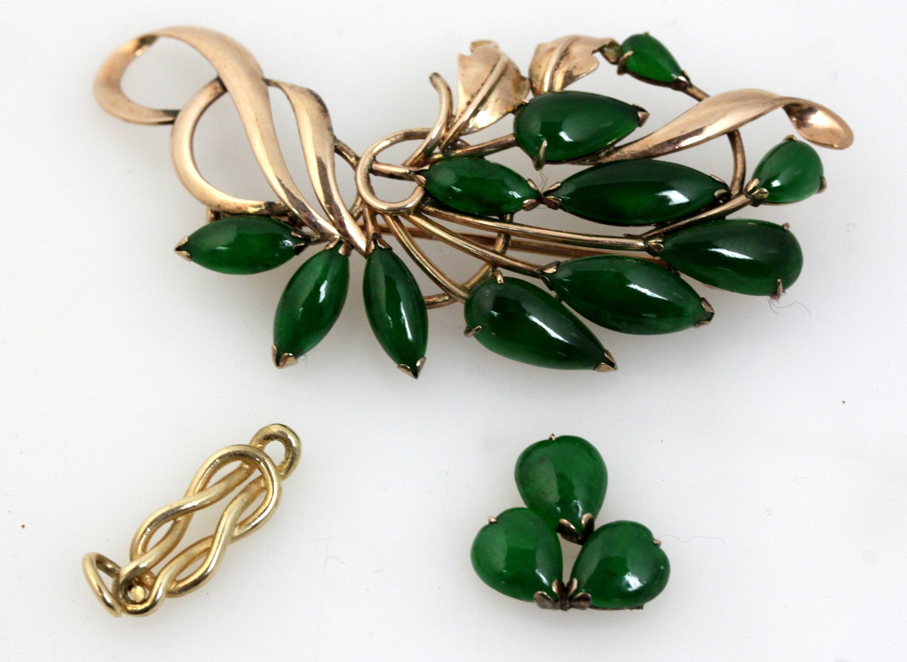 Appraisal: A jade and k gold floral spray brooch of Eastern