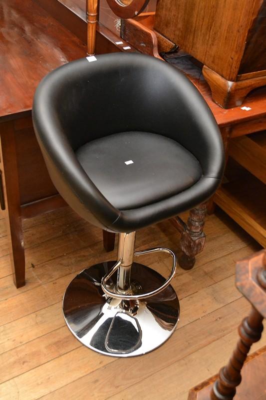 Appraisal: A SET OF FOUR CHROME AND LEATHER SWIVEL CHAIRS A