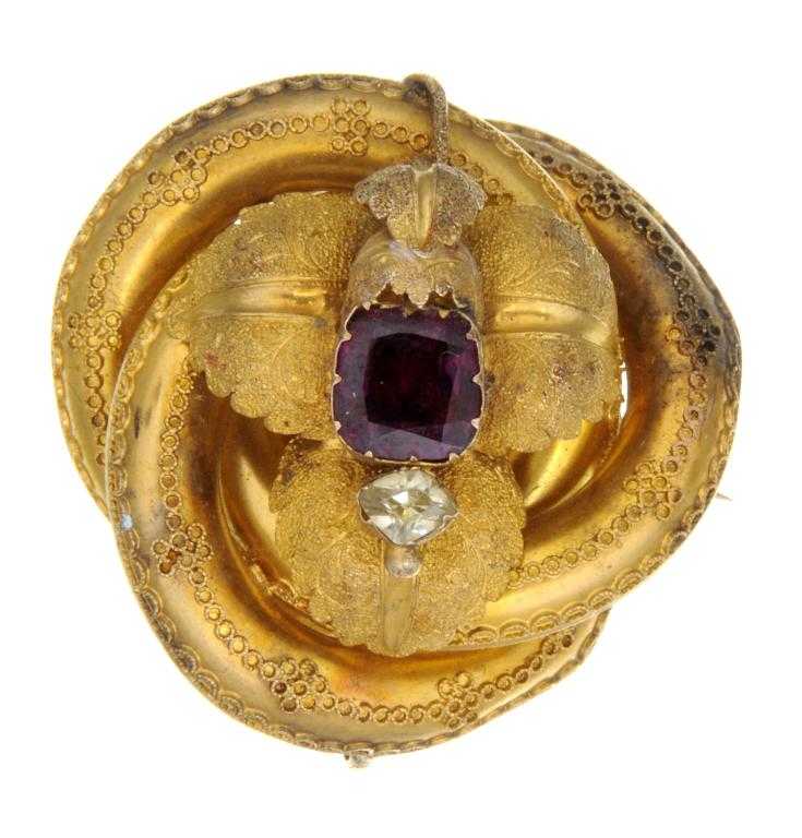 Appraisal: AN ANTIQUE GOLD KNOT BROOCH centred by a cluster of