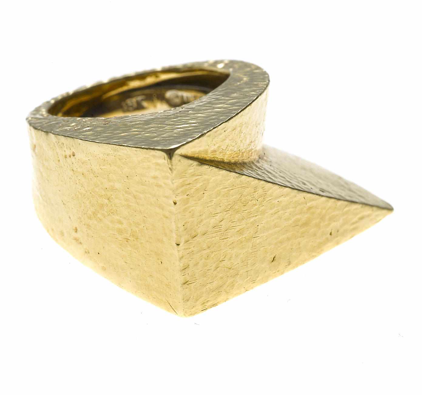 Appraisal: An eighteen karat gold geometric ring David Webb signed Webb