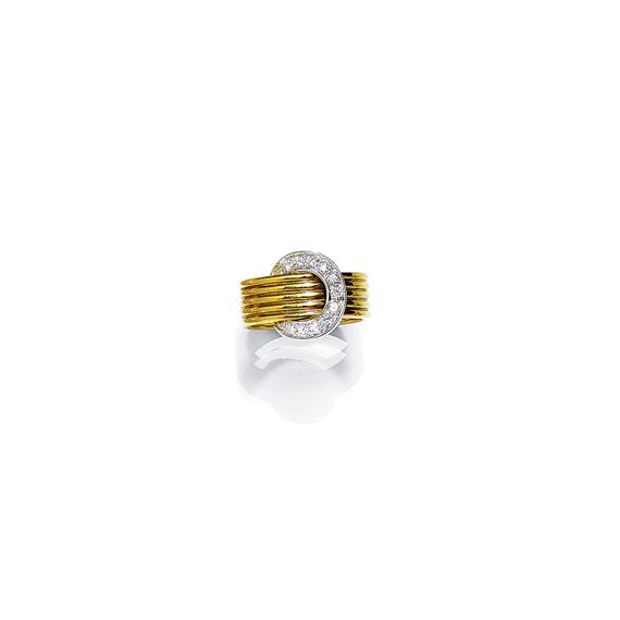 Appraisal: A GOLD DIAMOND RING Yellow and white gold Casual and