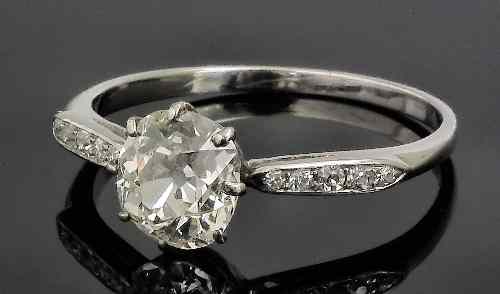 Appraisal: An Edwardian platinum mounted solitaire diamond ring the oval old