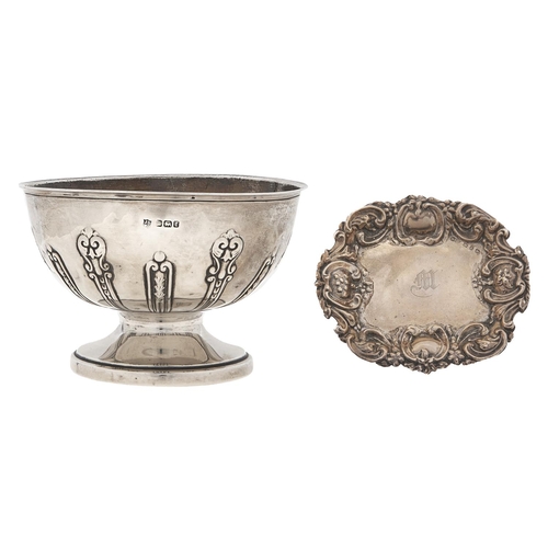 Appraisal: A George V silver sugar bowl with embossed strapwork cm