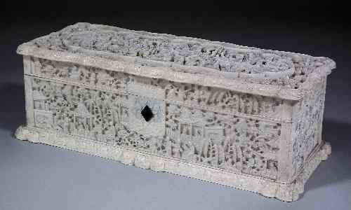 Appraisal: A Cantonese ivory rectangular box and cover carved with figures