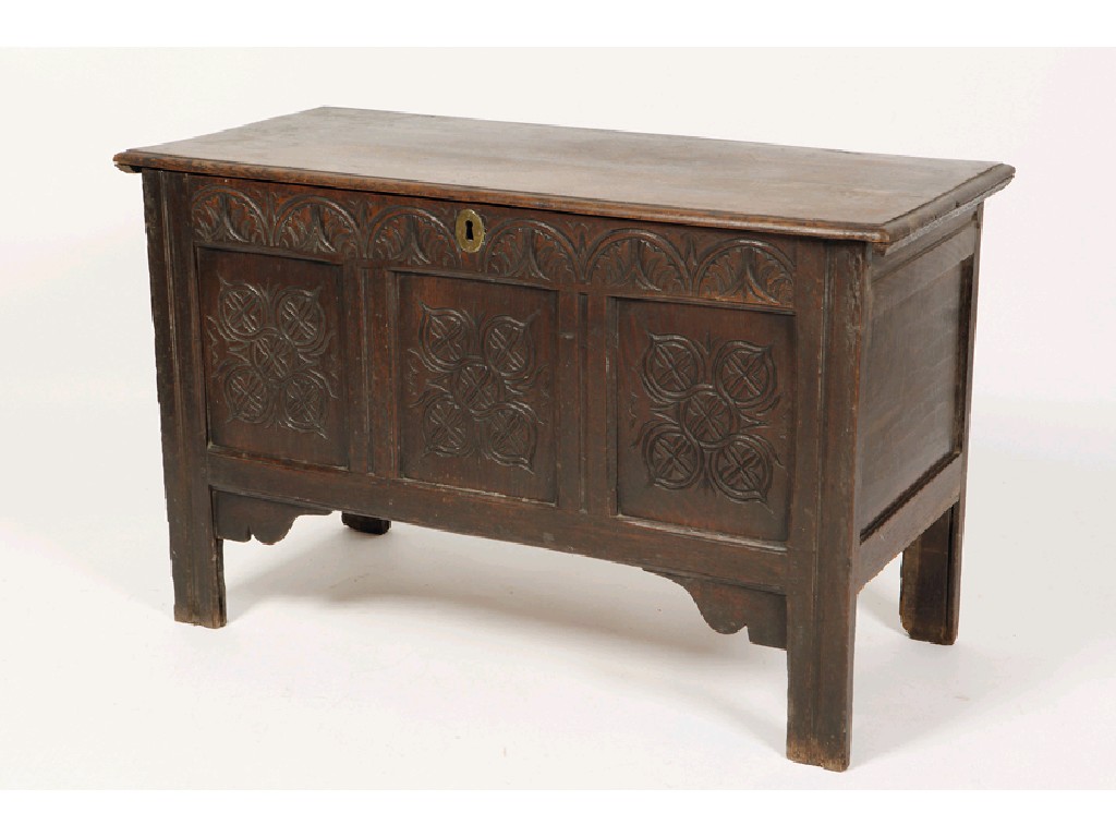 Appraisal: AN EARLY TH CENTURY OAK COFFER the rectangular two plank