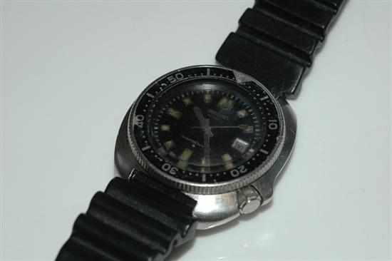 Appraisal: A SEIKO DIVERS AUTOMATIC WRISTWATCH WITH ILLUMINATED BATON NUMERALS AND