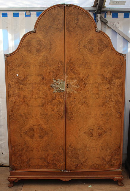 Appraisal: AN EARLY TO MID TH CENTURY BURR WALNUT BEDROOM SUITE