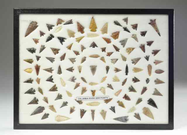 Appraisal: A COLLECTION OF APPROXIMATELY NATIVE AMERICAN INDIAN GEM HUNTING POINTS