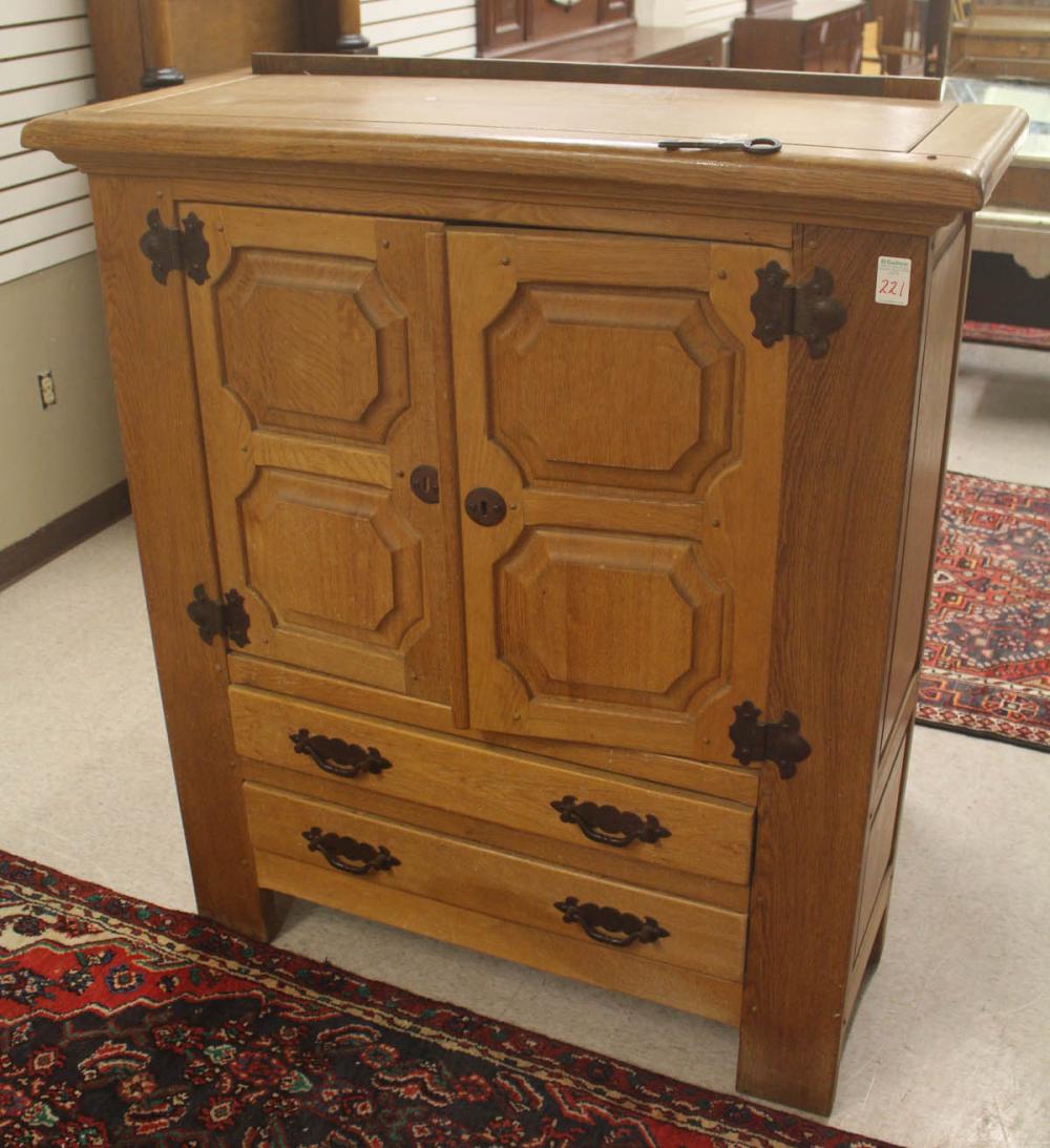 Appraisal: AN OAK CUPBOARD Continental th century double doors over two