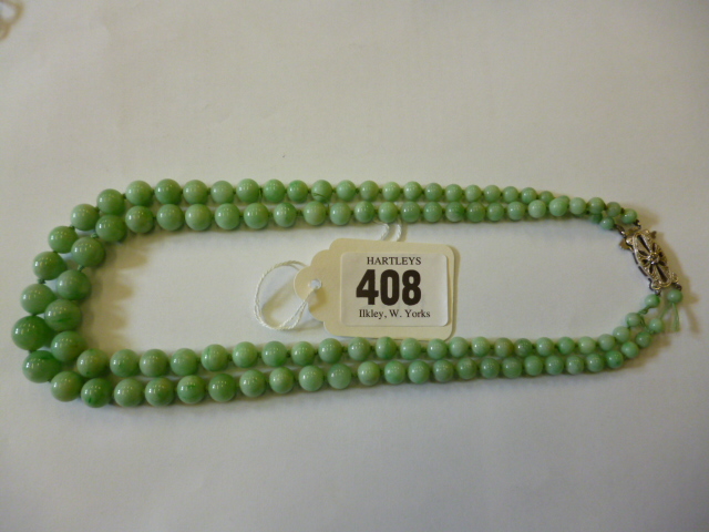 Appraisal: A JADE BEAD NECKLACE having two rows of graduated pale