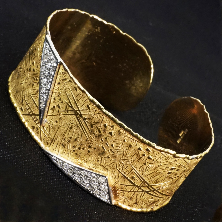 Appraisal: AESTHETIC K GOLD DIAMOND CUFF BRACELET K yellow gold cuff