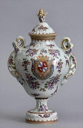 Appraisal: SAMSON FAMILLE ROSE ARMORIAL VASE AND COVER The bell-form bowl