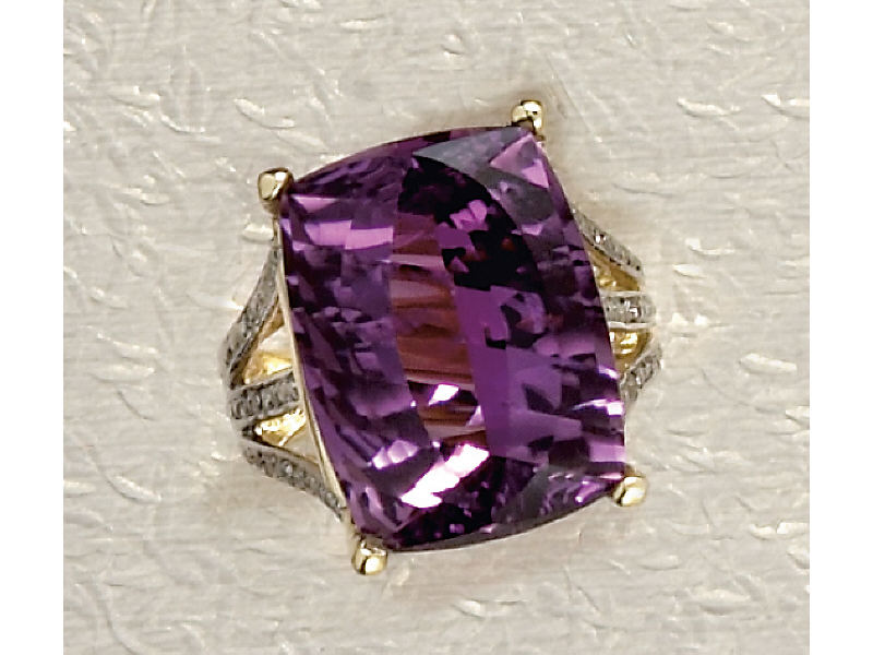 Appraisal: AMETHYST RING k yellow gold ring set with one fantasy