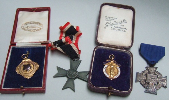 Appraisal: Two ct gold prize fob medallions with cases and two