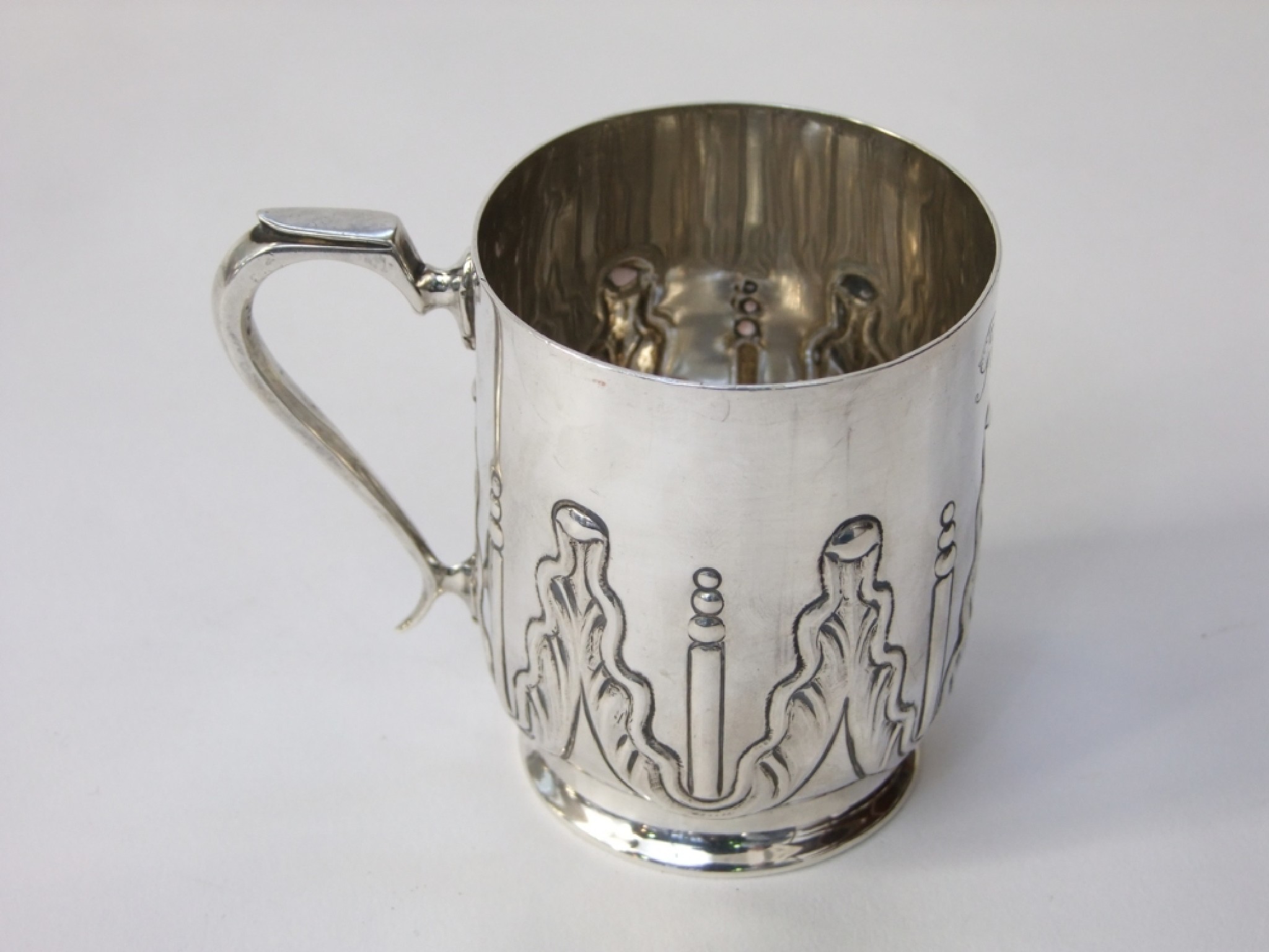 Appraisal: A silver tankard with embossed acanthus leaf detail with ear