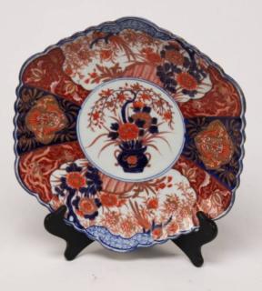 Appraisal: HEXAGON SHAPED IMARI DISH HEXAGON SHAPED AND SCALLOPED EDGE IMARI