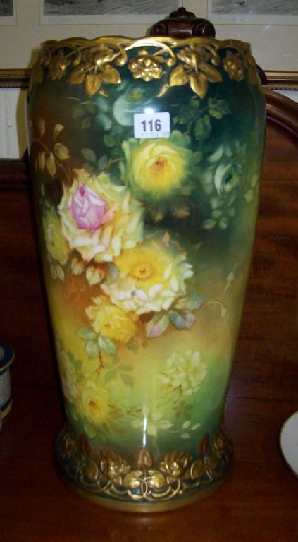 Appraisal: A large Edwardian vase decorated with roses and gilded border