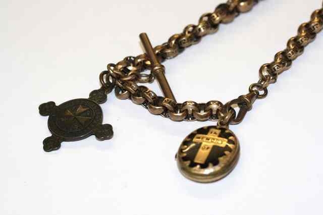 Appraisal: A GOLD WATCH CHAIN with alternate faceted and pierced links